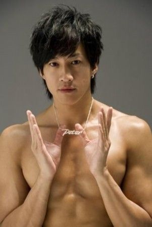 何润东肌肉健硕