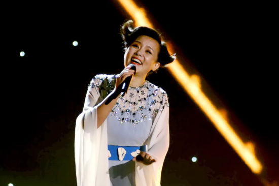 龚琳娜演唱《小河淌水》