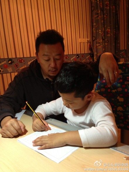 郭涛陪石头写作业