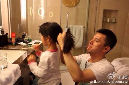 赵普为女儿梳头发