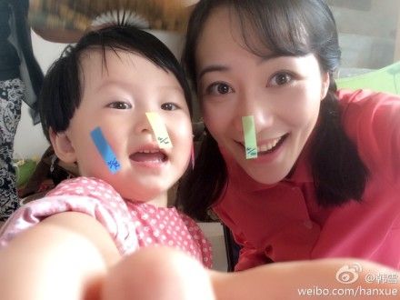 韩雪与萌娃玩游戏被贴条