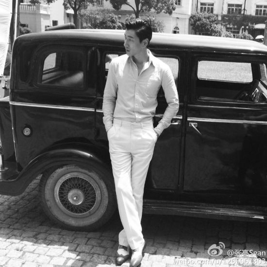 张亮首演民国戏造型帅气