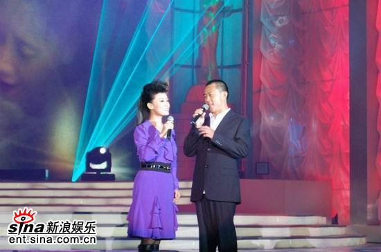 侯勇谭晶同台演唱《妻子》