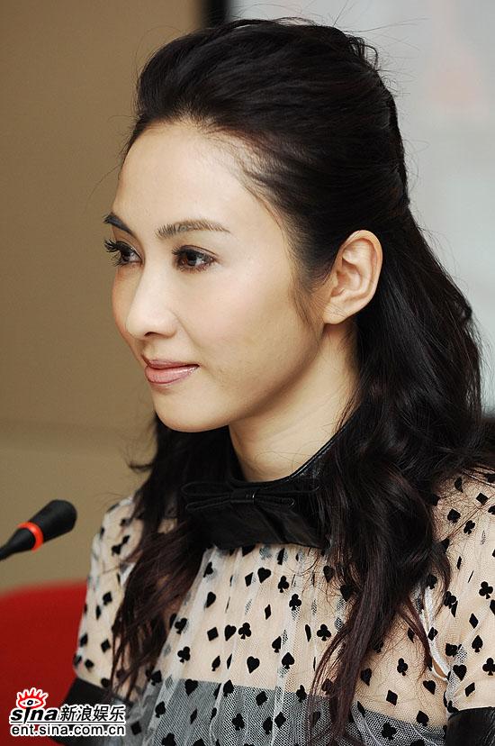 图文胭脂水粉发布会黎姿的美丽侧脸