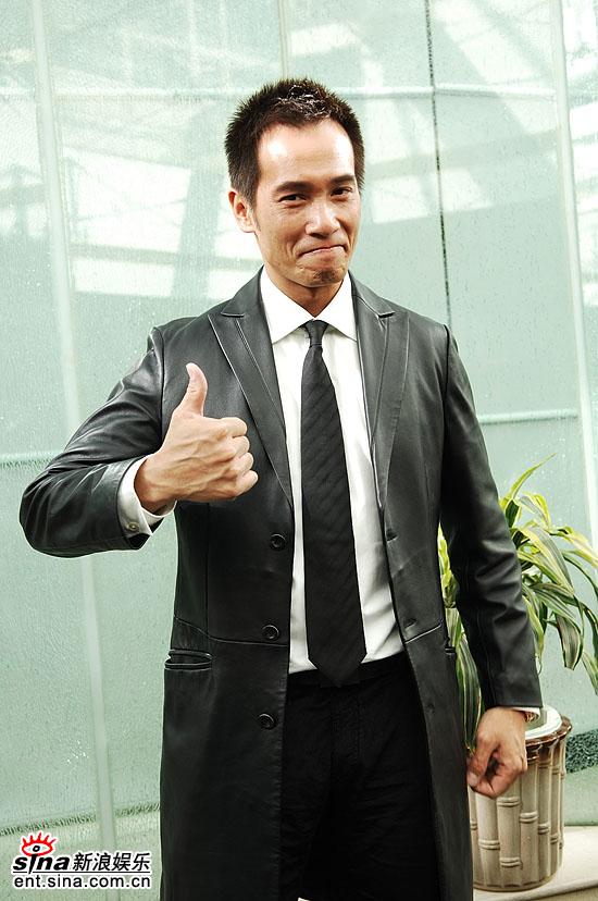 图文:《胭脂水粉》发布会--陈豪竖大拇指