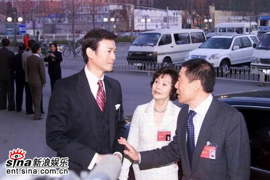 三位演员下车步入礼堂