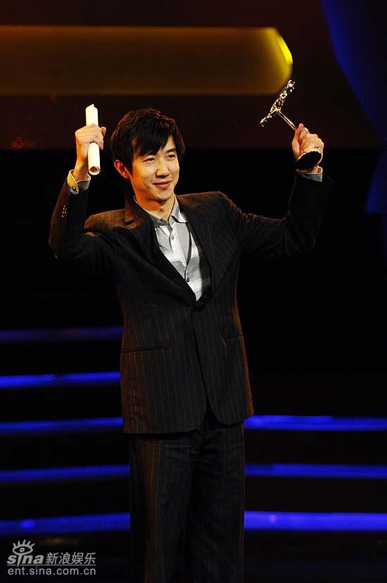 图文导演鄢颇获奖高举奖杯开心面对大奖