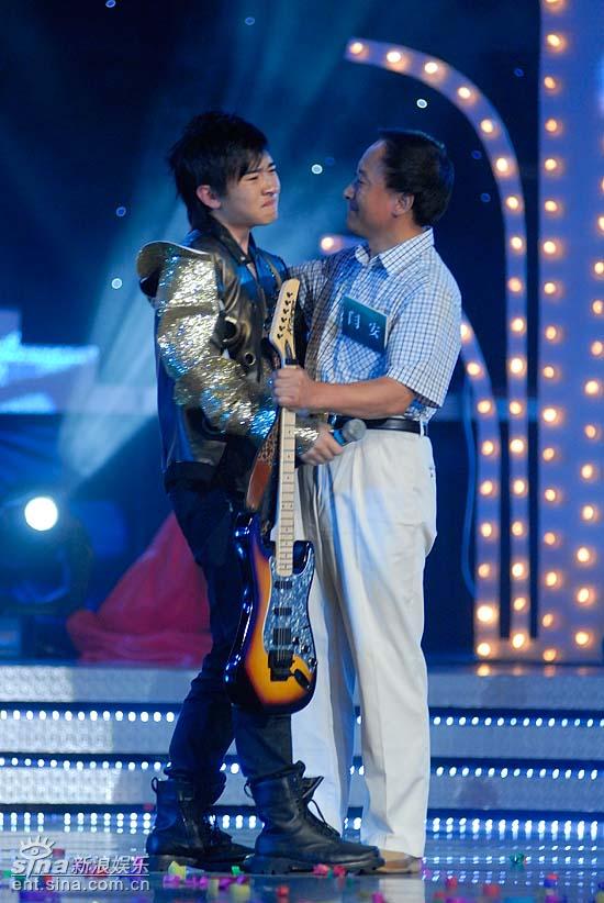 闫安父亲上台送给儿子礼物