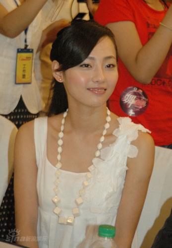 图文:《舞动奇迹》宣传--张嘉倪清纯亮丽