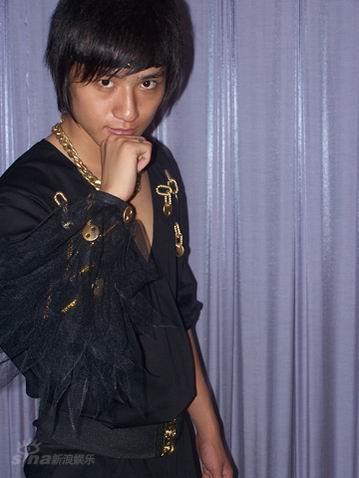 图文:真男孩酷黑衣人造型--杨浩煜