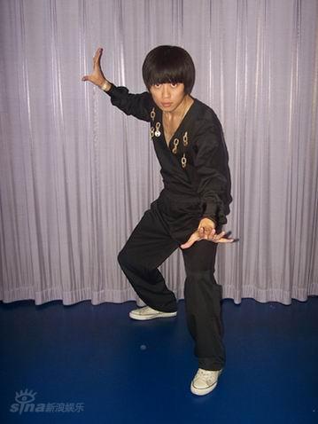 图文真男孩酷黑衣人造型李天龙模仿李小龙