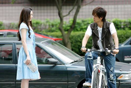 图文:《转角遇到爱》热播--她在街道转角遇到他