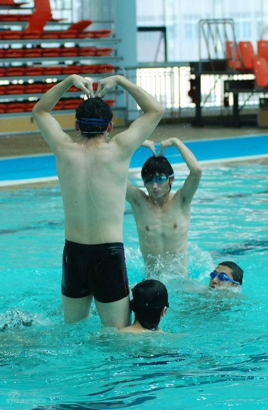 图文:真男孩花样游泳--真男可爱鱼跃