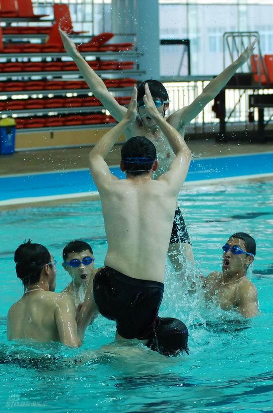 图文:真男孩花样游泳--真男腾龙出海