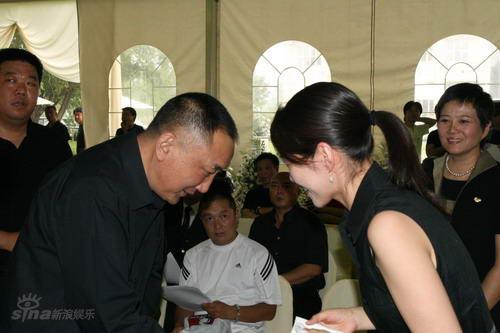 图文:池小宁追思会--韩三平与池小宁妻子