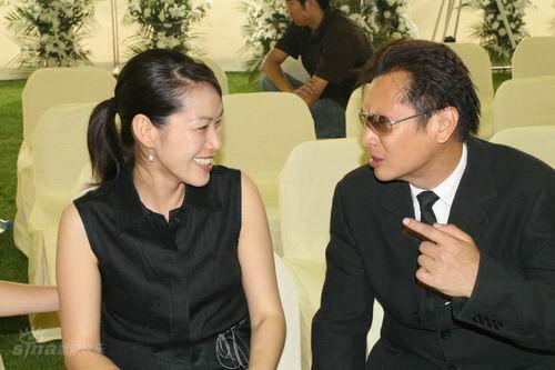 图文:池小宁追思会--张世逗池小宁妻子开心