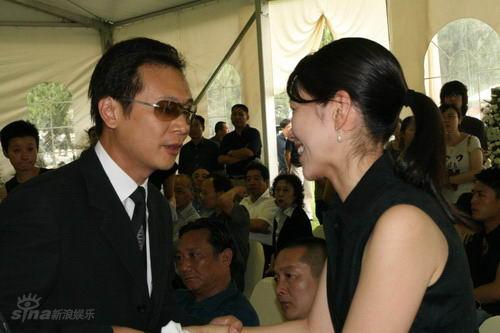 图文:池小宁追思会--张世慰问池小宁妻子