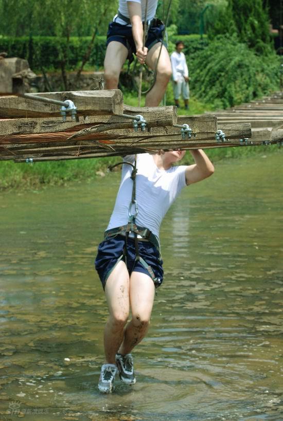 图文:真男十强外景活动--曹宇晨漏下悬桥