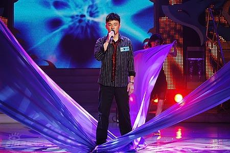 图文:真男孩10进9比赛--曹宇晨站在彩绸里