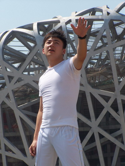 图文:奥运真男孩北京帅气亮相-曹宇晨放歌鸟巢