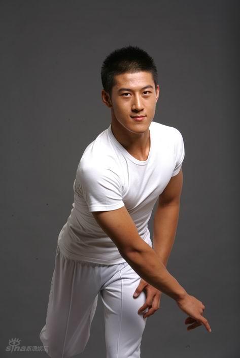 图文:真男勤奋舞王卢歌写真--动感姿势