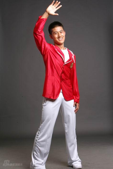 图文:真男勤奋舞王卢歌写真--阳光姿势