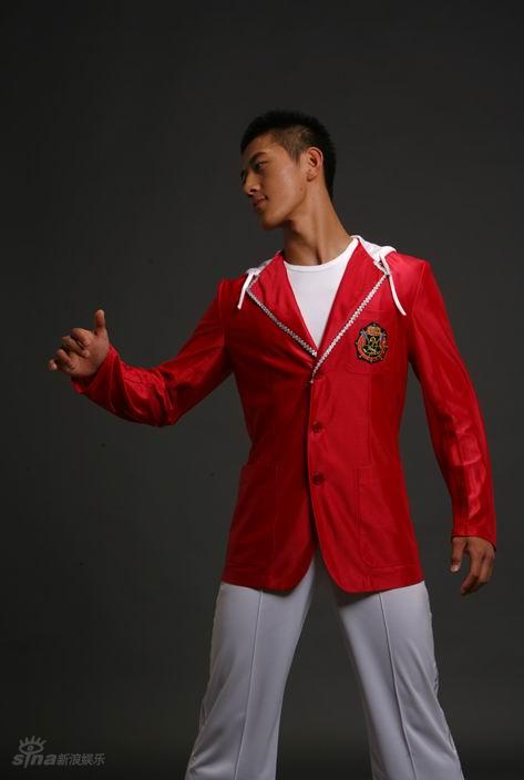 图文:真男勤奋舞王卢歌写真--尽展舞王风采