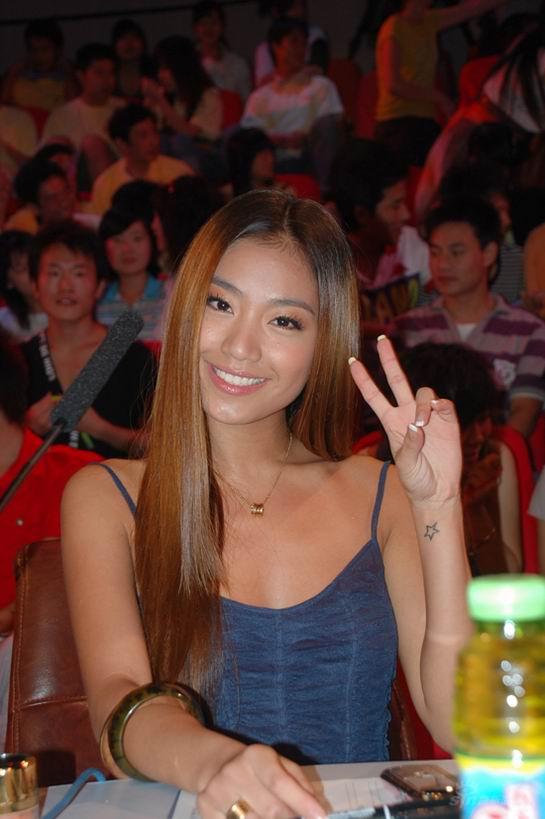 图文:真男终极对决--评委倪睿思可爱表情