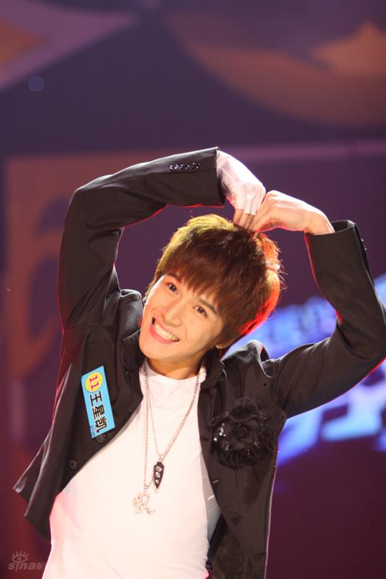 图文:真男终极对决--王星凯做出心型手势