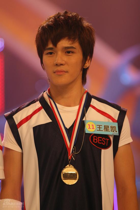 图文:奥运真男孩终极对决--王星凯接受点评