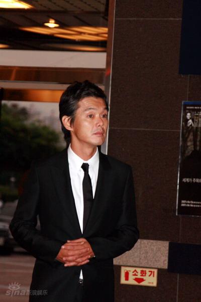 图文首尔电视剧盛典渡部笃郎正装亮相