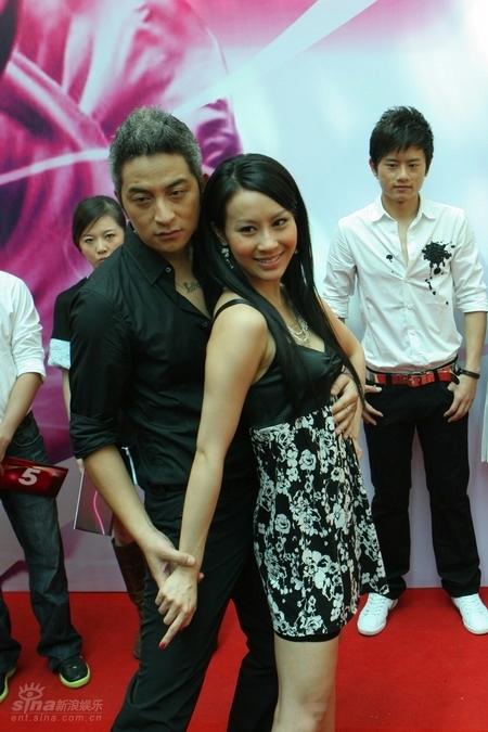 图文:"舞动奇迹"--吉杰曹敏莉摆情侣造型