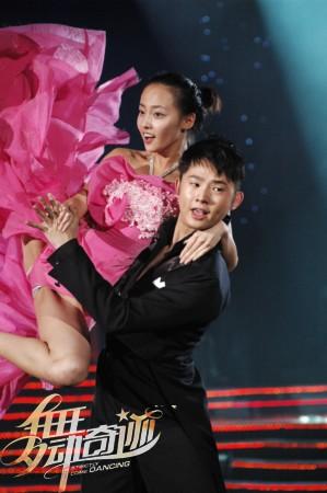 图文:《舞动奇迹》彩排--张嘉倪红裙飞舞