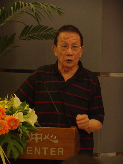 伍子胥扮演者王冰代表获奖演职人员发言新浪娱乐讯