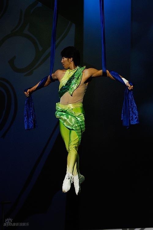 图文:功夫盛典现场表演--杂技演员展现力与美