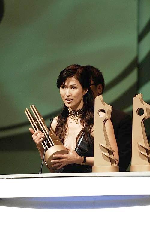 图文:功夫盛典颁奖礼-梁铮获最佳动作女演员