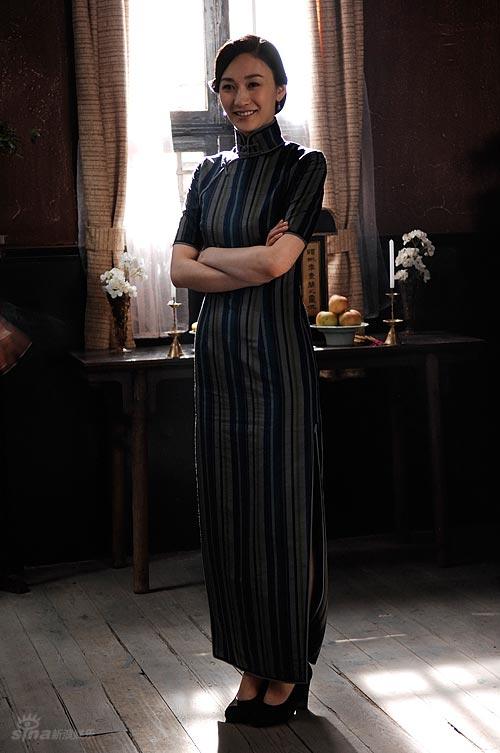 图文:《凤穿牡丹》上海热拍--李小冉绰约身姿