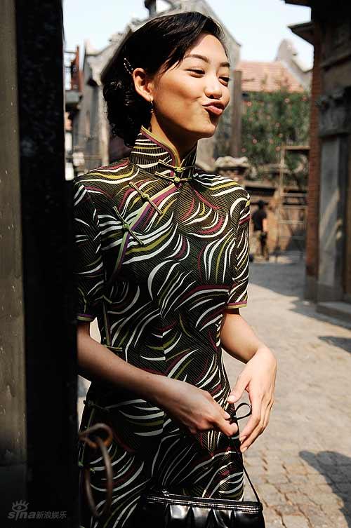 图文凤穿牡丹上海热拍应采儿片场搞怪