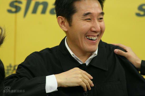 图文:《五星大饭店》聊天--海岩开心大笑