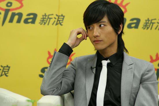 图文:《五星大饭店》聊天--张峻宁表情可爱