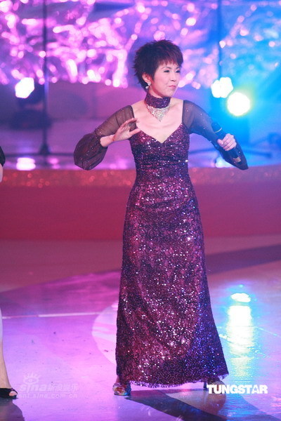 图文关菊英郑融卫兰演唱关菊英闪亮裙子