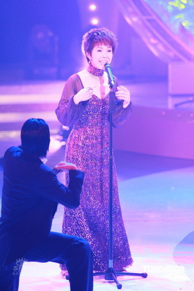 图文关菊英郑融卫兰演唱关菊英笑容甜美