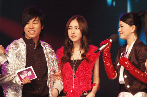 图文:名声大震第二场--韩国美女简美妍和胡彦斌