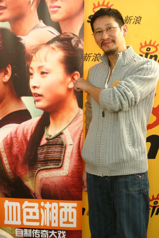 图文:《血色湘西》聊天--王劲松开心合影