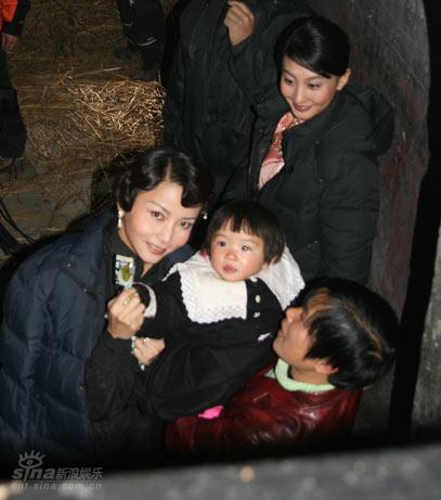 李钰怀抱孩子合影