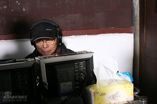 导演黄健中专注于拍摄