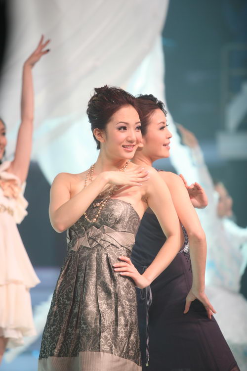 图文:舞动奇迹女明星第一战--王君馨姿态优雅