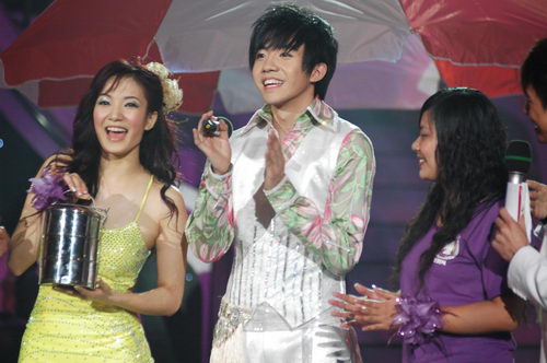 王君馨俞灏明接受粉丝煲汤礼物