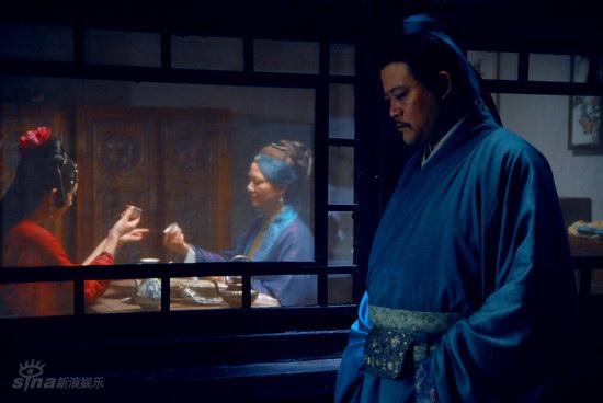 屋内两人吃酒 贾珍在尤三姐窗外犹豫不定