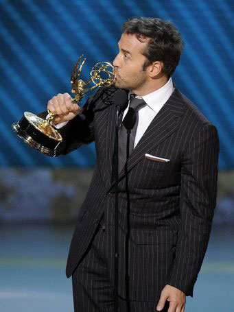 图文:60届艾美奖--杰里米-皮文亲吻奖杯